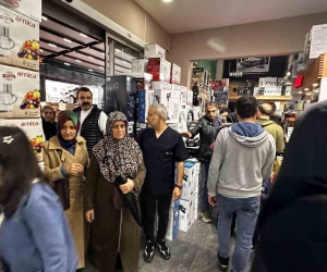 Anneler Günü izdihamı...Yağmura aldırış etmeden kampanya için saatlerce beklediler