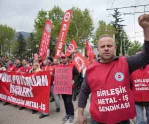 Bursa’da 1 Mayıs’ı işçiler halaylarla kutladı