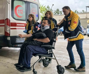 İnegöl’de yağışta kayan otomobil kamyona çarptı: 1 yaralı