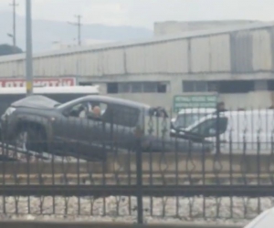 Kontrolden çıkan araç durağa daldı
