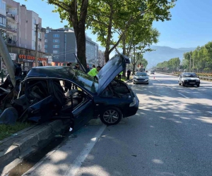 Direğe çarpan araçta can pazarı!