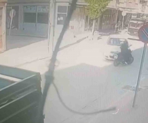 Otomobille çarpışan motosikletli yaralandı: Kaza anı kamerada