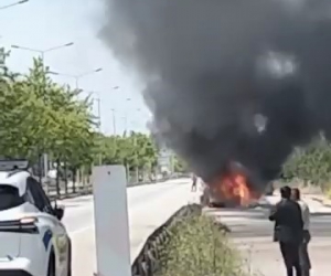 Bursa’da seyir halindeki otomobil alev alev yandı