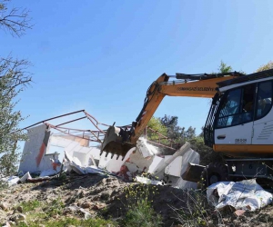 Bursa’da 25 kaçak yapı yıkıldı