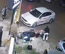 Otomobille motosikletin çarpıştığı kaza kamerada