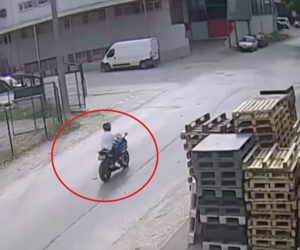 Bursa’da iki motosikletinin karıştığı kaza kamerada: 2 yaralı