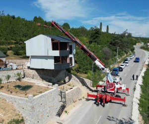 İnegöl'de kaçak villayı vinçle taşıdı