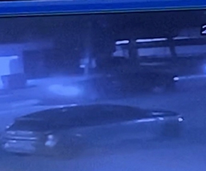 Kontrolden çıkan otomobil aydınlatma direğine çarptı: 2 yaralı