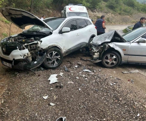 Otomobil ile cip kafa kafaya çarpıştı: 3 yaralı
