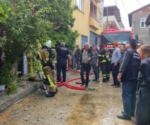 Elektrik tesisatından çıkan yangın evi küle çevirdi