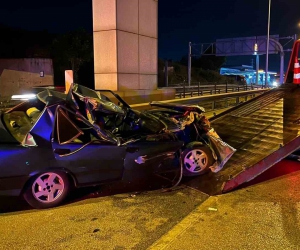 Kontrolden çıkan otomobil önce tıra sonra bariyerlere çarptı: 1 ağır yaralı