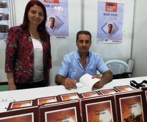 Bekir Aygül, yeni kitabı ‘Çadırın Gözü, Yeniden Doğuş’u okuyucuları için imzaladı
