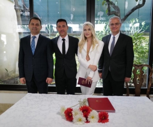 Mustafa Sandal, Melis Sütşurup ile Roma’da evlendi