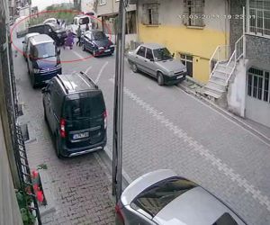 İstanbul’da sokağa girmeye çalışan araç 1’i çocuk 3 kişiyi altına alarak ezdi: O anlar kamerada