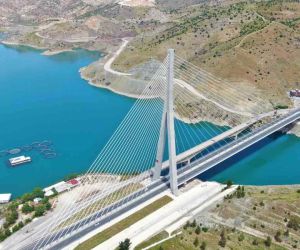 16 şehri birbirine bağlayan ’Fırat’ın gerdanlığı’ Kömürhan Köprüsünü 7 milyondan fazla araç kullandı