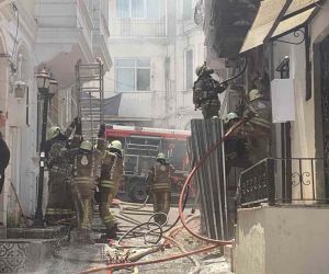 Beyoğlu’nda metruk binada korkutan yangın