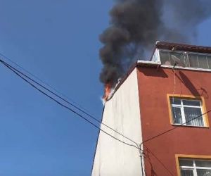 Arnavutköy’de yangında ilginç anlar: Genç kızı kurtardı, sigara yakıp itfaiyeyi bekledi