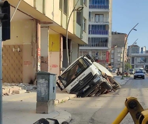 Ağır hasarlı binanın önündeki yol çöktü, araç içerisine düştü