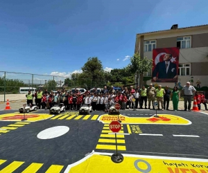 Elazığ’da jandarma ekipleri çocuklara trafik eğitimi verdi