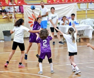 Minik eller bu kez yüzlerce çocuğu spora kazandıran öğretmen için sahaya çıkacak
