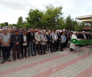 Oğulları tarafından öldürülen anne ve baba son yolculuğuna uğurlandı