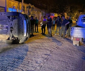 Park halindeki kamyonete çarpan otomobilde 2 kişi yaralandı
