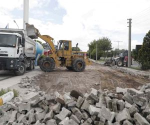 Mehmet Akif Ersoy Mahallesinde sıcak asfalt çalışması yapılıyor