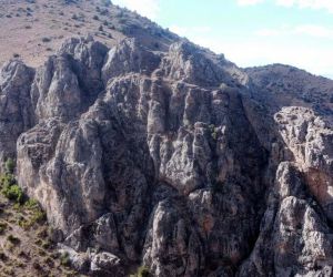 Erzincan’da devasa kayalık üzerindeki kalenin tarihi Tunç Çağı’na dayanıyor
