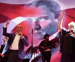 Teferic Şenlikleri’nde Suzan Kardeş ve Mesut Ergin’den İzmir Marşı sürprizi