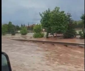 Ankara’da hayatı felç eden yağışlar yolları nehre çevirdi
