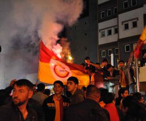 Kars’ta Galatasaray taraftarları sokağa döküldü
