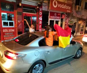 Cizre’deki Galatasaray taraftarları caddeleri panayır alanına çevirdi