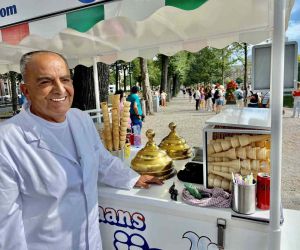Hollanda’nın en ünlü dondurmacısı Musa Pekdemir 67 yaşında hayatını kaybetti