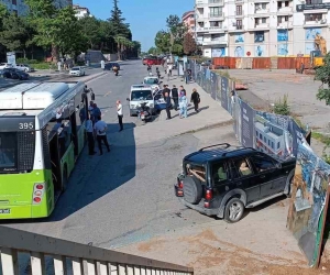 Belediye otobüsü ile SUV araç kazaya karıştı: Şoförler birbirine girdi