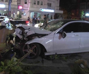 Kadıköy’de kontrolden çıkan araç kaldırımdaki ağaca çarptı: 1 yaralı