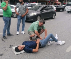 Kazada yaralanan motosiklet sürücüsüne ilk müdahaleyi olay yerindeki doktor yaptı