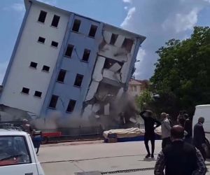 Eski Zile Emniyet Müdürlüğü binasının yıkımı akıllara depremi getirdi