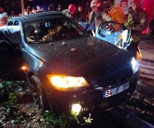 Kadıköy’de kontrolden çıkan araç aydınlatma direğine çarptı: 1 ağır yaralı
