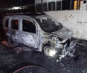 Söke’de kundaklanan iki araç küle döndü
