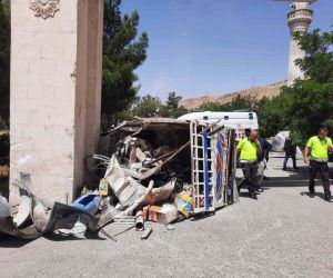 Mardin’de hurda yüklü araç devrildi: 1’i ağır 2 yaralı