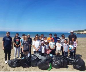 Öğrenciler Karadere Plajı’nda çevre temizliği yaptı