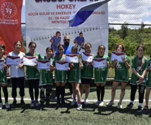 Menteşe Cumhuriyet Ortaokulu Küçük Kız Hokey takımı Türkiye dördüncüsü oldu