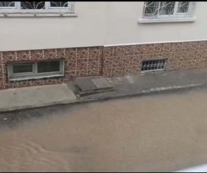 Eskişehir’de sağanak yağış etkili oldu, sokaklar sular içinde kaldı