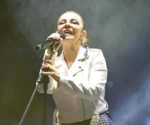 Şarkıcı Fatma Turgut Tekirdağ’da konser verdi