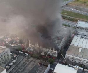 İkitelli Organize Sanayi Bölgesi’nde iş hanı yangını dron ile görüntülendi