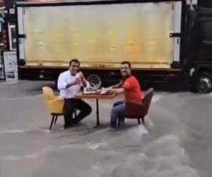 Seli umursamadılar, masa kurup döner yediler