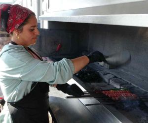 Malatya’nın tek kadın kebap ustası konteynerde ekmek mücadelesini sürdürüyor