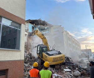 Kazılan temel yan binanın çökmesine neden oldu, faciadan dönüldü