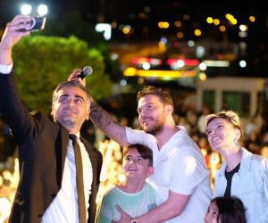 Ünlü şarkıcı Sinan Akçıl, öğrenciler için sahne aldı