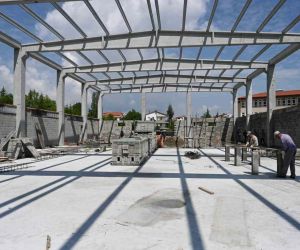 Şehit Burhan Açıkkol Ortaokulu Kapalı Spor Salonunun duvar örme çalışmaları devam ediyor